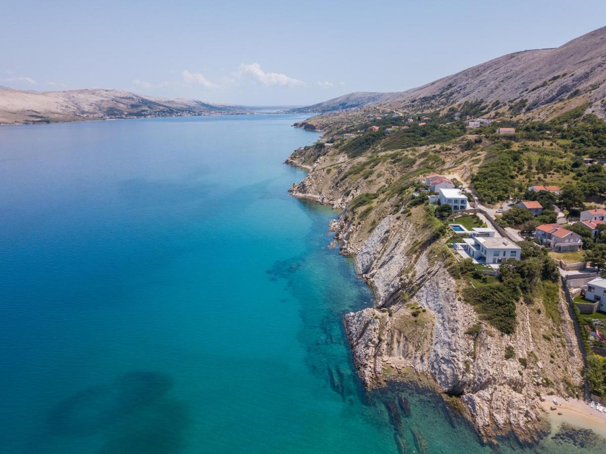 A White Cliffside Studio Pag Town Kültér fotó