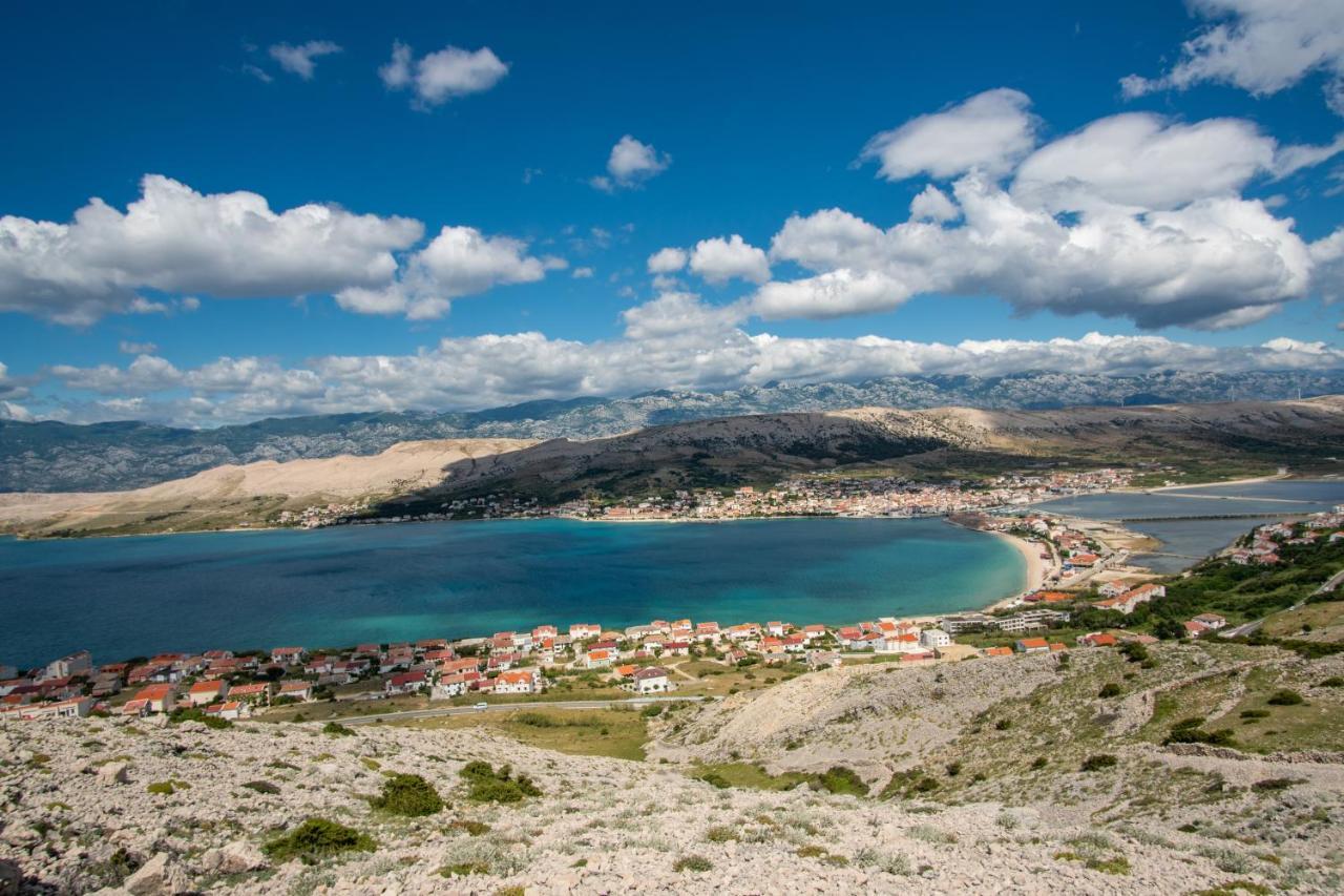 A White Cliffside Studio Pag Town Kültér fotó